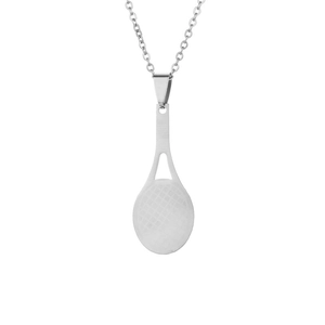 Collier avec pendentif raquette de tennis en acier inoxydable poli sur fond blanc