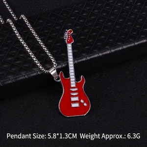 Collier pendentif guitare rouge avec détails en émail blanc sur fond en cuir noir