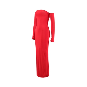 Détail d'une robe rouge moulante à épaules dénudées avec manches longues assorties
