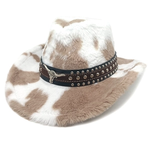 Detail van western cowboyhoed met koeprint, pluche stof, metalen stier en leren band met studs
