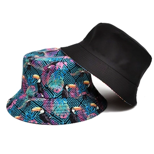Cappello da sole reversibile da donna in nero classico e stampa tropicale di tucano