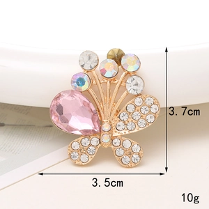 Dettaglio del ciondolo a farfalla in cristallo rosa con dimensioni 3,7cm x 3,5cm e 10g