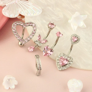 Vue détaillée de piercings de nombril en acier argenté avec zircon rose et papillon