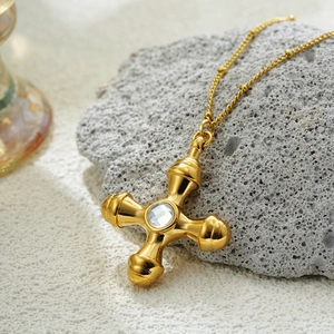 Pendentif croix rétro en acier inoxydable plaqué or 18K avec cristal étincelant