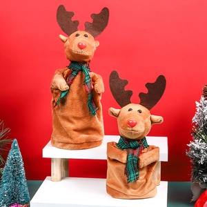 Poupée renne en peluche avec écharpe à carreaux festive sur fond rouge de Noël