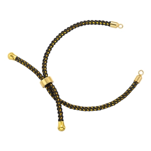 Detail eines verstellbaren schwarz-goldenen Milanese-Armbands mit 18K vergoldetem Verschluss