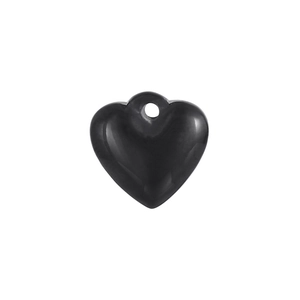 Gros plan d'un pendentif coeur noir en acier titane poli avec une finition lisse