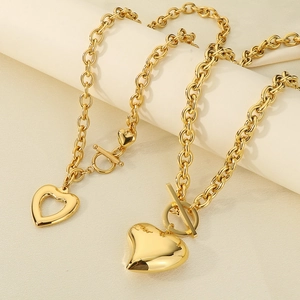 Collier doré en acier inoxydable avec fermoir OT et pendentifs en forme de cœur