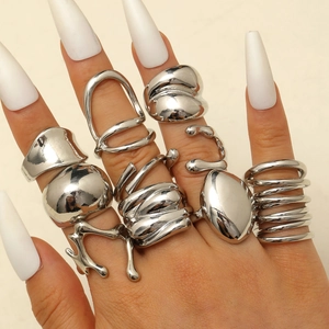 Silbernes Lava- und Geometrie-Ring-Set an Modellhand bei sanftem Licht getragen