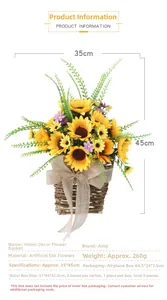 Detail eines Deko-Blumenkorbs mit Seidensonnenblumen und einer Juteschleife vorne