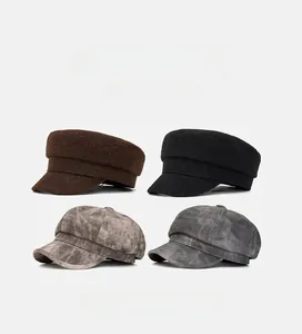 Détail de casquettes gavroche en laine et de chapeaux militaires pour l'automne-hiver