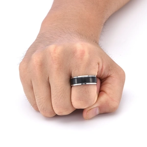Detail eines Herrenrings aus mattiertem Titanstahl mit zweifarbigem Silber-Schwarz-Design