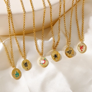 Collares con colgantes ovalados de animales bañados en oro 18k con serpiente sobre seda