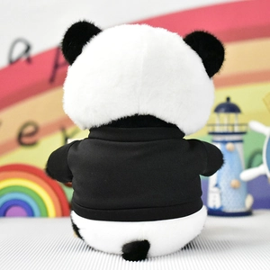 Vista posteriore di un simpatico peluche a forma di panda con felpa nera