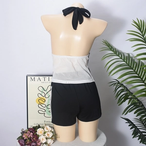 Detail von rückenfreiem Mesh-Halter-Top und Kontrast-Shorts auf einer Schaufensterpuppe