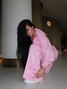 Survêtement en velours rose avec sweat à capuche court et pantalon large sur modèle