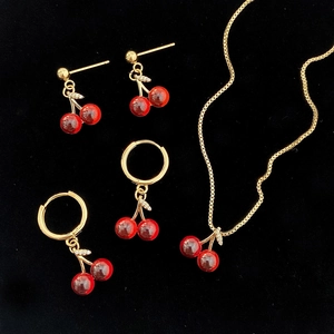 Elegante set di gioielli ciliegia con orecchini a lobo, cerchi e una collana di pietre rosse