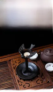 Vista macro de un candelabro de pájaro de hierro fundido sobre una bandeja de té