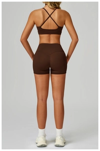 Vue détaillée du dos d'un ensemble de yoga marron avec soutien-gorge croisé et short haut