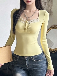 Haut à manches longues jaune style Y2K en tricot côtelé avec dentelle et encolure carrée