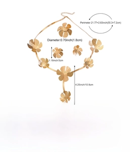 Detailed view of hollow gold flower jewelry set with precise product measurements