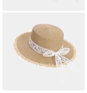Détail chapeau de paille avec ruban dentelle blanc et bordure à franges effilochées