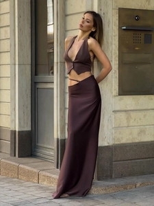 Ensemble deux pièces marron chocolat avec gilet licou et jupe longue ajustée au sol