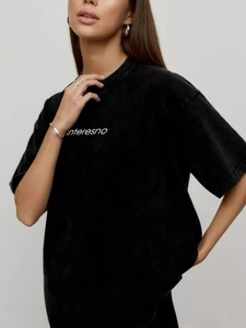 Oversized βαμβακερό μπλουζάκι με acid wash και εκτύπωση interesno σε μαύρο χρώμα