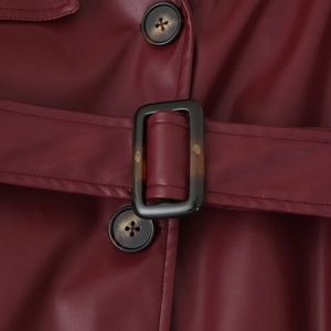 Trench-coat en cuir rouge foncé avec col à revers et ceinture à boucle écaille de tortue