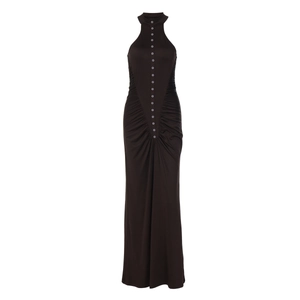 Detalle de vestido de punto sin mangas café oscuro con cintura plisada y botones