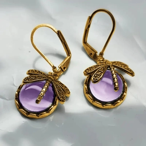 Detailansicht der Vintage-Libellenohrringe mit lila Edelsteinen und goldenem Metall