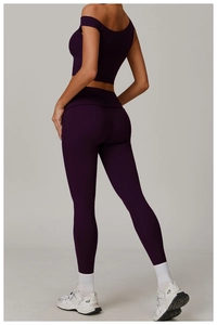 Vue arrière de l'ensemble de yoga violet foncé avec haut court et legging taille haute