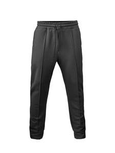 Dettaglio dei pantaloni sportivi grigio scuro con trama trapuntata e coulisse in vita