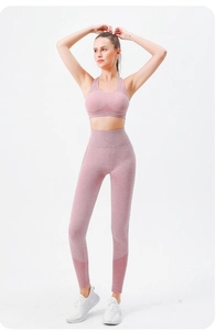 Gros plan sur le legging de yoga rose sans couture et le soutien-gorge au tissu respirant