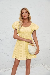 Détail de robe mini jaune clair à manches bouffantes, tissu texturé à carreaux et col carré