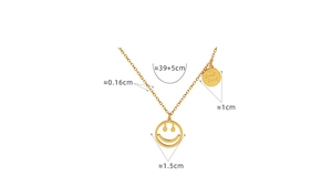 Detalle de collar dorado con cara sonriente, placa Good Luck y medidas de 39+5 cm