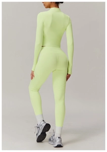 Détail de l'ensemble de sport vert fluo avec coutures sculptantes et tissu yoga respirant