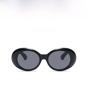 Vorderansicht der Retro-Oval-Kindersonnenbrille mit schwarzen Rahmen und grauen Gläsern