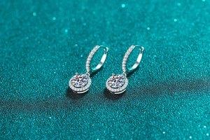 Détail macro de créoles en argent 925 avec moissanite et diamants pavés