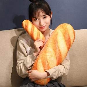 Detaillierte Ansicht zweier realistischer Baguette-Plüschkissen in verschiedenen Größen am Modell