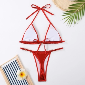 Ensemble bikini rouge métallisé avec haut licou et culotte haute sur décor de plage