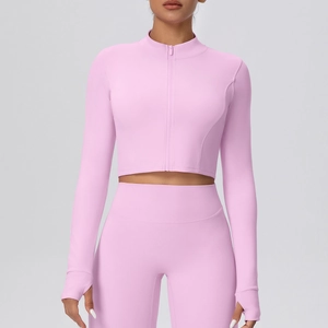 Detailansicht der pinkfarbenen Yoga-Jacke mit Reißverschluss und Daumenlochmanschetten