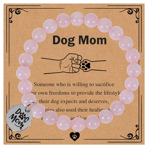 Bracelet en perles de pierre zébrée rose avec breloque Dog Mom sur carte cadeau