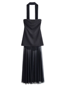 Dettaglio del top nero allacciato al collo e del set gonna in tulle trasparente elegante