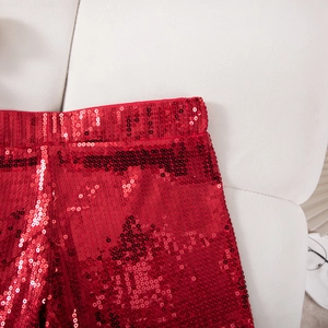 Detail der roten Pailletten-Shorts mit hohem Gummibund und glänzendem Finish