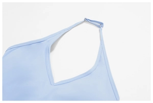 Détail de brassière sport bleu clair avec col en V et boucles réglables en métal