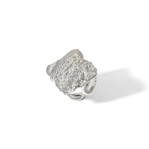 Detail van zilveren open ring met gehamerde structuur en uniek onregelmatig ontwerp