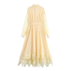Robe longue jaune pâle à manches longues avec dentelle et ceinture à nouer sur blanc