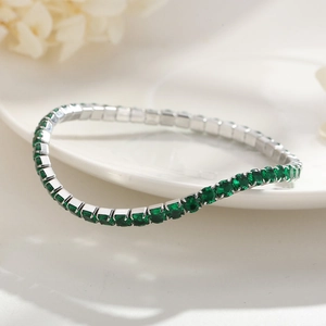 Dettaglio del bracciale tennis argento 4mm con zirconi verdi su ceramica bianca