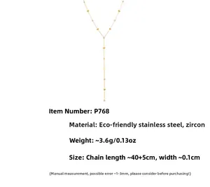 Détail du collier en Y en acier inoxydable doré 18K avec cœurs et zircons brillants